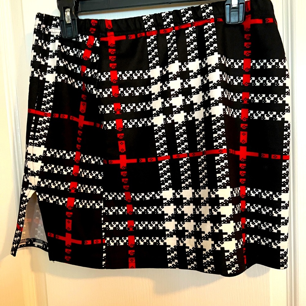 Pretty pencil mini skirt with slit on the side